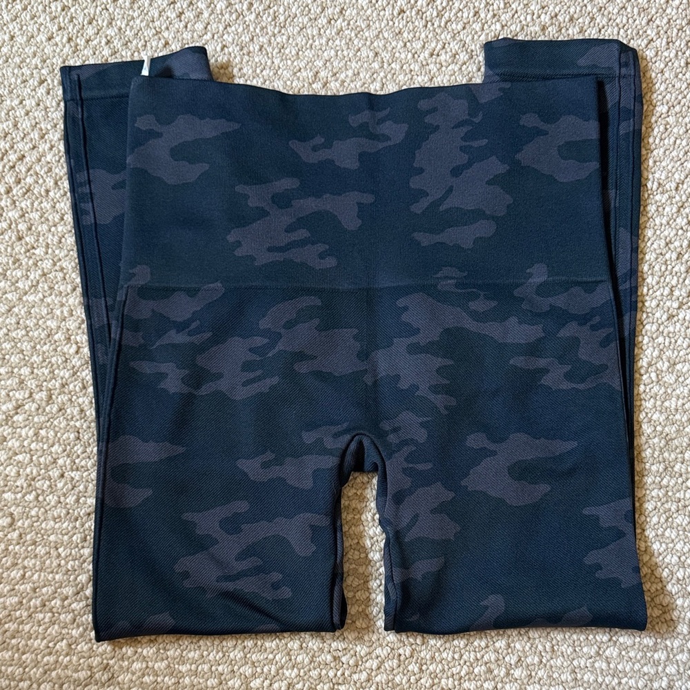 SPANX Gray Black Camouflage Leggings Capri Length Size M